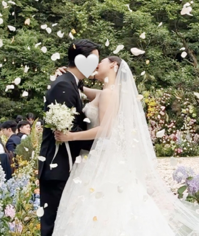 미쓰에이 민, 결혼식서 ♥새신랑과 로맨틱한 키스...JYP 가족들 축복 속 웨딩마치