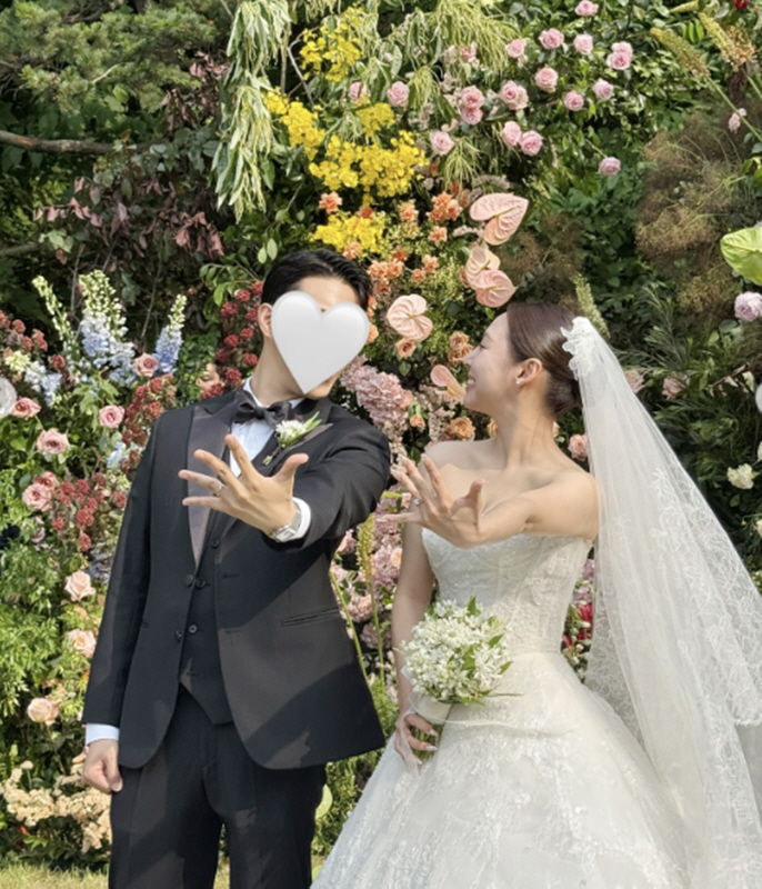 미쓰에이 민, 결혼식서 ♥새신랑과 로맨틱한 키스...JYP 가족들 축복 …