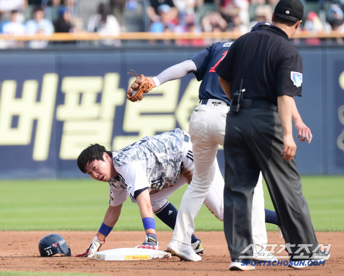 '환상적 보살' 독 됐나,  정수빈, 이틀 연속 경기 중 교체...고관절…