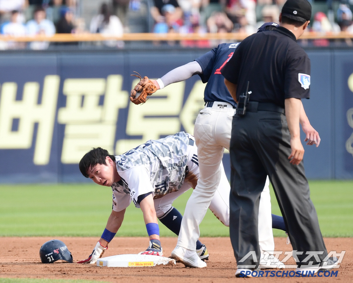 '환상적 보살' 독 됐나,  정수빈, 이틀 연속 경기 중 교체...고관절…
