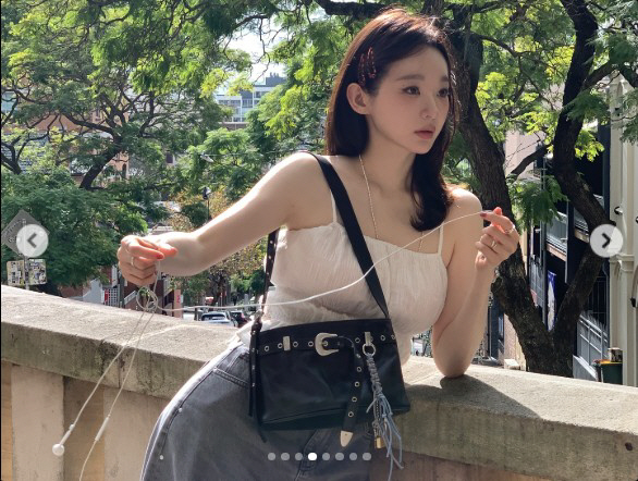 강민경, 독감 와도 몸매는 안 아프네…슬립탑 핏 감탄