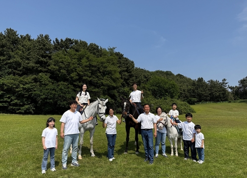 말과 함께 웨딩·가족 사진…마사회 승마 스냅샷 인기