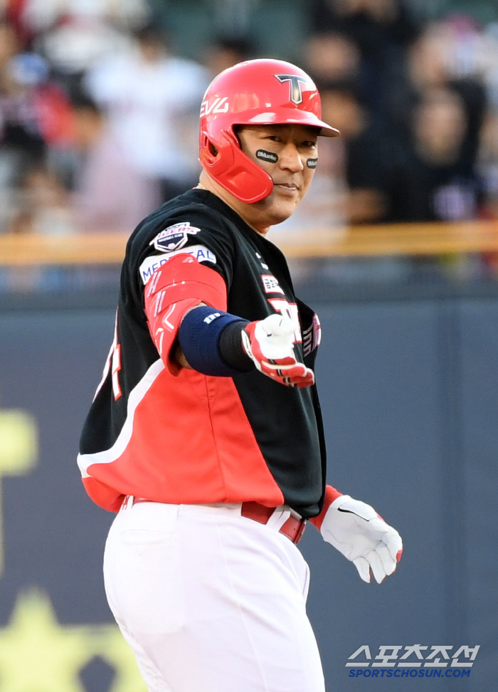 40세 이상 최초! '불혹에도 4할타자' 최형우, 8년만의 월간 MVP …