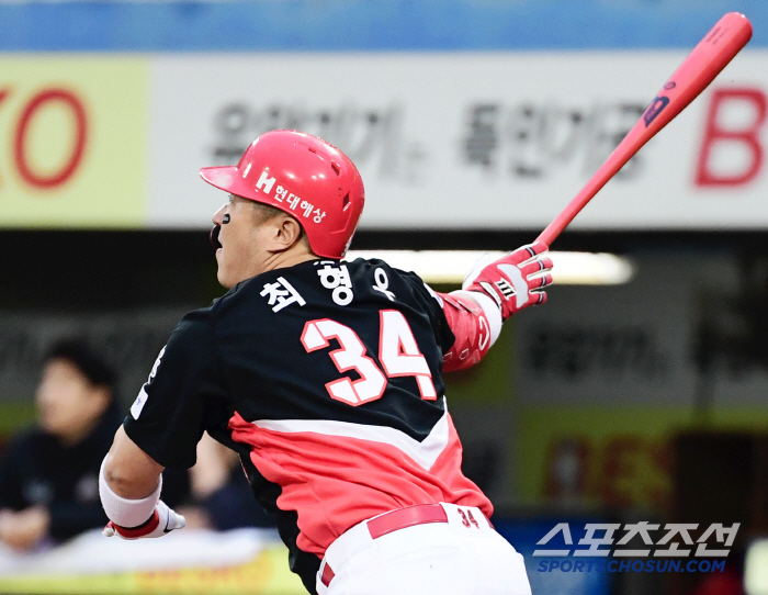 40세 이상 최초! '불혹에도 4할타자' 최형우, 8년만의 월간 MVP …