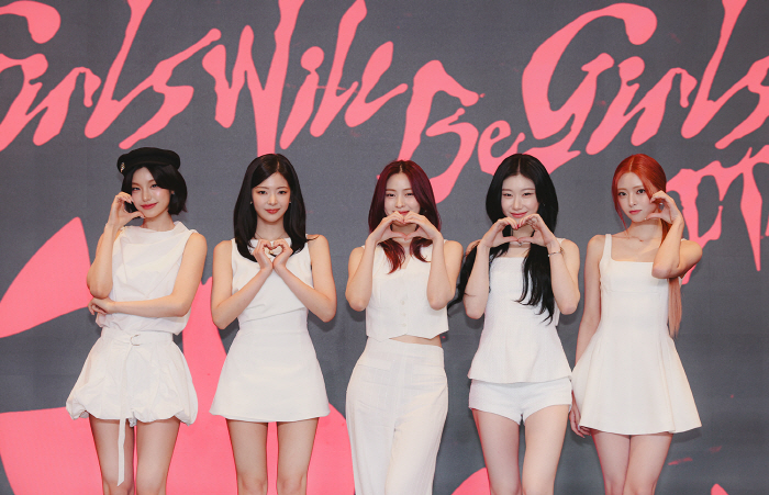 [SC현장] "JYP 재계약 논의중"…있지, 카리스마 연대로 다시 찾은 …
