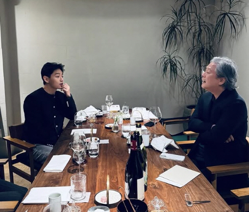 '전역 D-1' 뷔, 배우 데뷔? 박찬욱 미팅→송강과 벌크업 투샷 "고생…