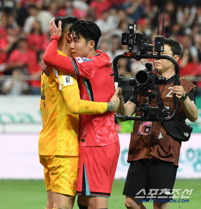 "난 20년간 중국 대표팀에서 성공한 적이 없다" 손흥민이 꼭 안아줬던 …