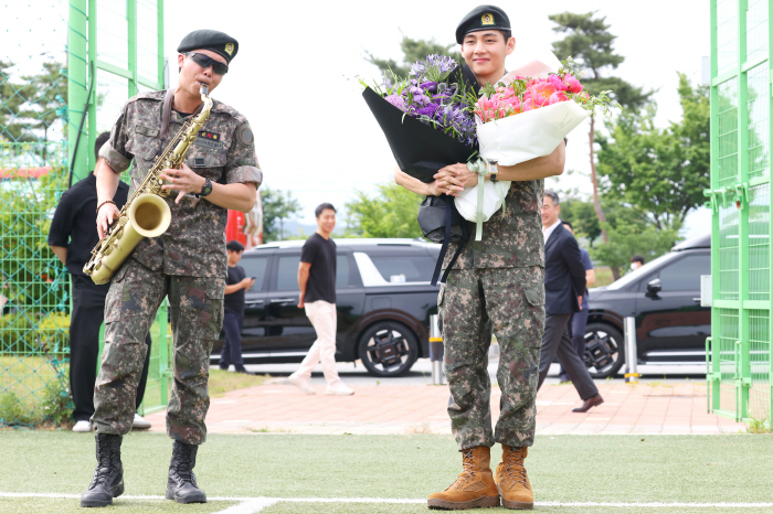 "BTS RM-뷔로 아미에게 돌아왔다"…10일 색소폰 불며 제대, 빠른 …