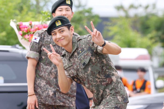 "BTS RM-뷔로 아미에게 돌아왔다"…10일 색소폰 불며 제대, 빠른 …