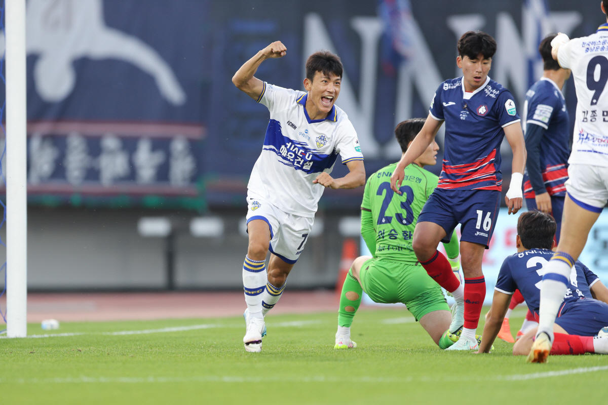 '1골 1도움' 베테랑의 가치 보여준 한교원, K리그2 15라운드 MVP…