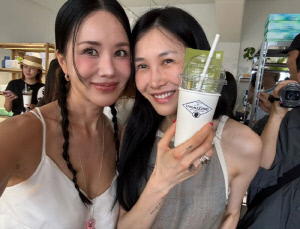 윤혜진, 시누이 엄정화와 다정 셀카→엄씨네 가족사업 응원 