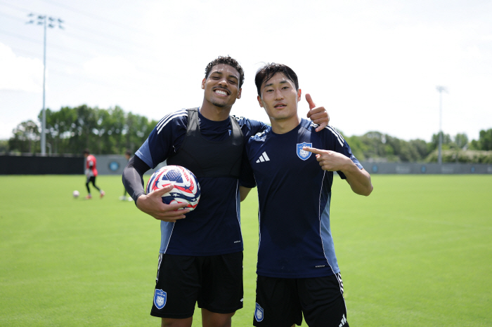 "이청용, EPL 팰리스 동료 자하 만난다" 울산, 샬럿과 클럽 월드컵 …