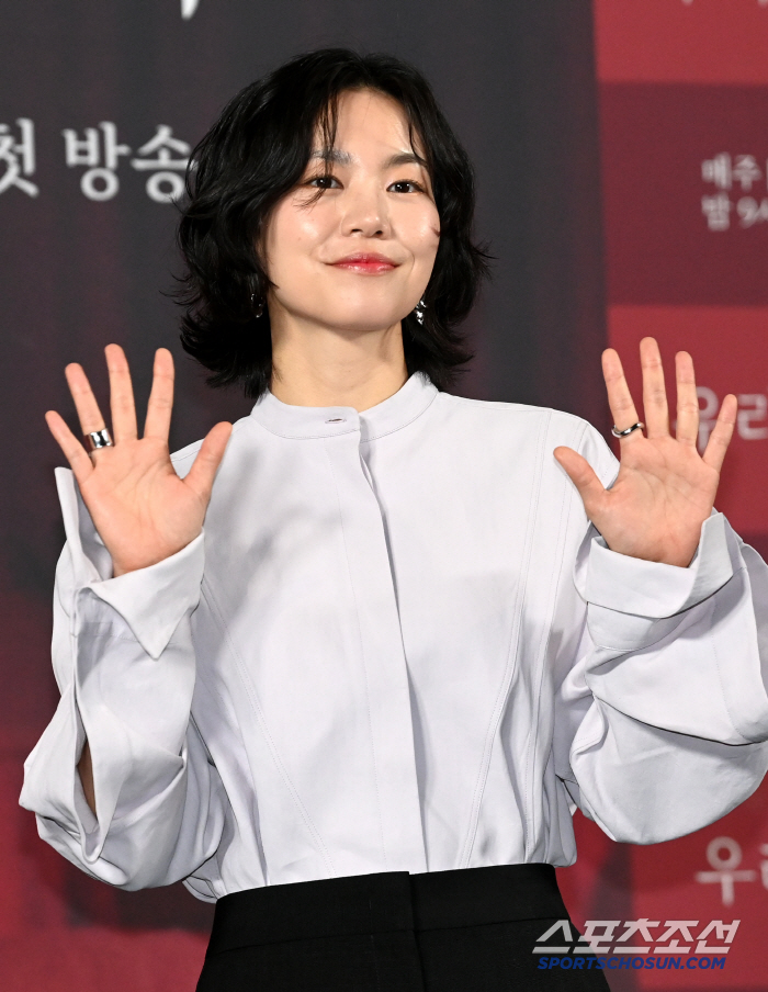 [포토] 이설, 매력적인 손인사