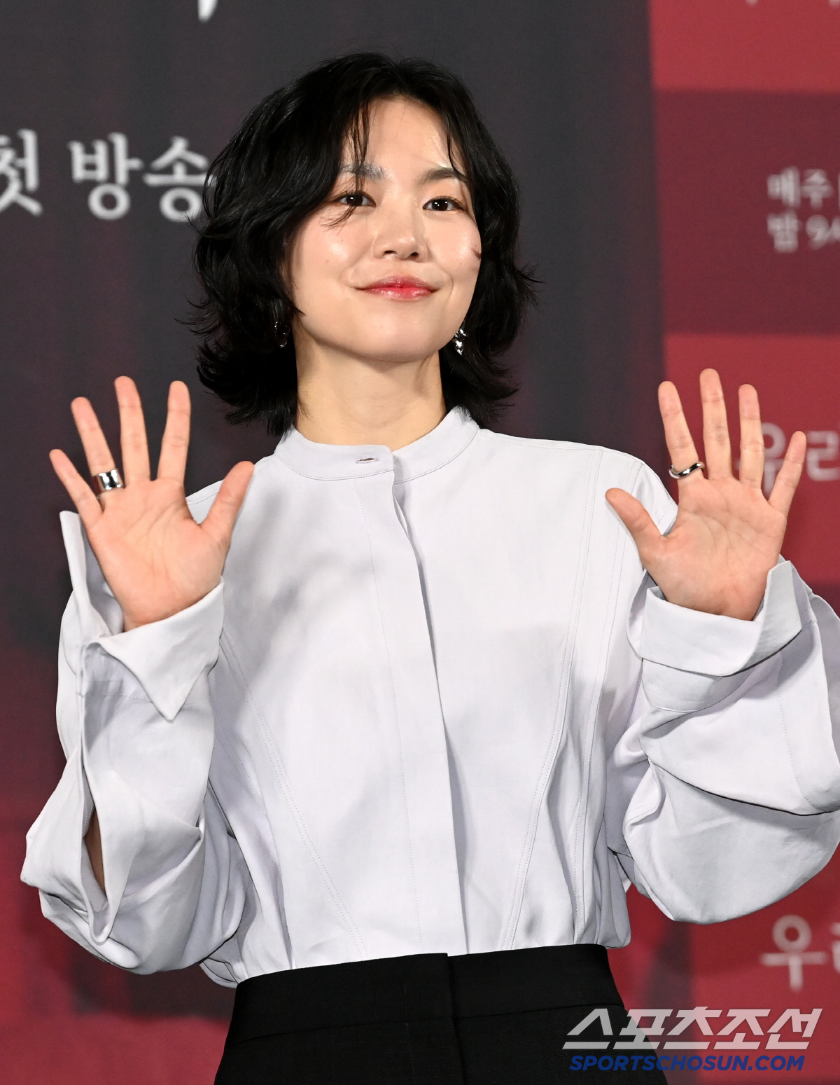 [포토] 이설, 매력적인 손인사