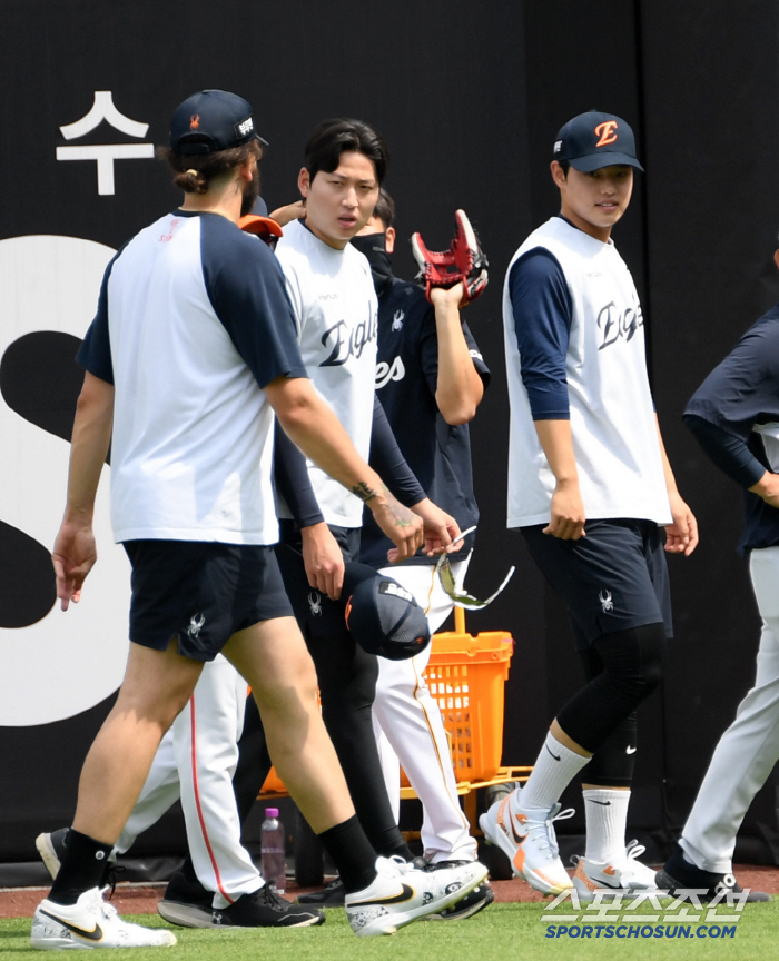 '폰세 형 껌딱지 문동주' 훈련할 때도 옆에 딱 붙어서...유쾌한 독수리…