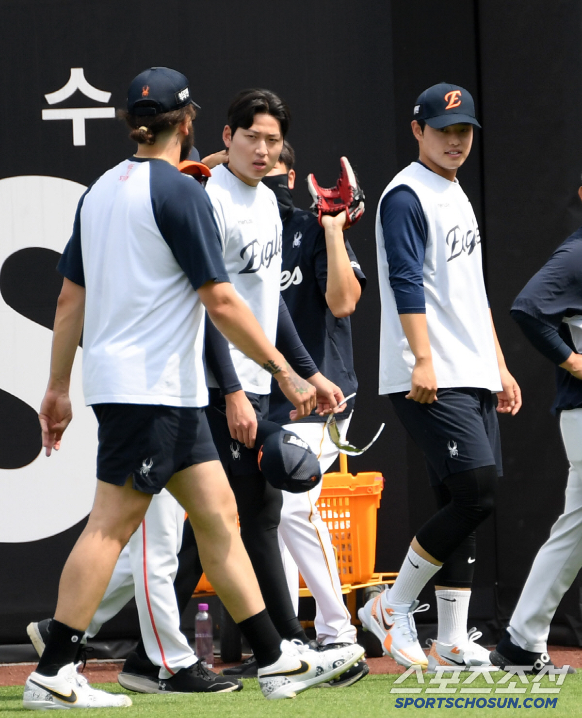 '폰세 형 껌딱지 문동주' 훈련할 때도 옆에 딱 붙어서...유쾌한 독수리…