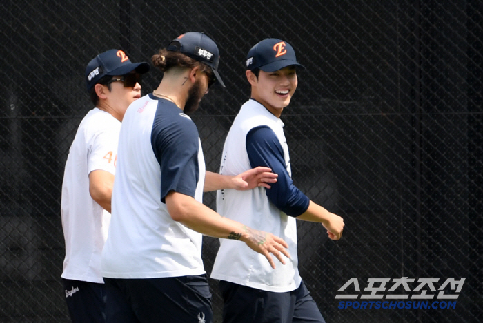 '폰세 형 껌딱지 문동주' 훈련할 때도 옆에 딱 붙어서...유쾌한 독수리…