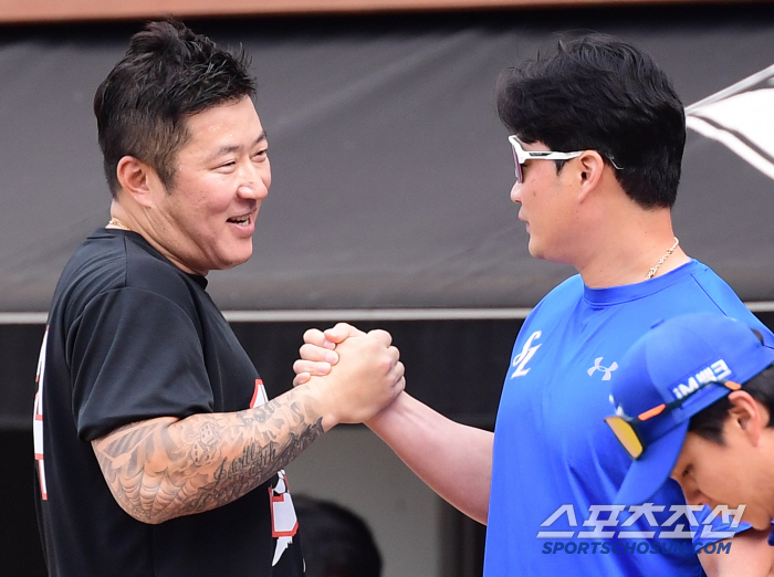 챔필에서 만난 '전설과 전설' 끝판대장 오승환 반긴 최형우, '형님 몸이 너무 좋은거 아닙니까'