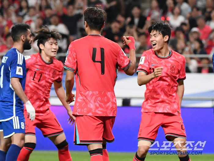 [쿠웨이트전 전반 분석]전진우 A매치 데뷔골 폭발→평균 25.7세 파격 …