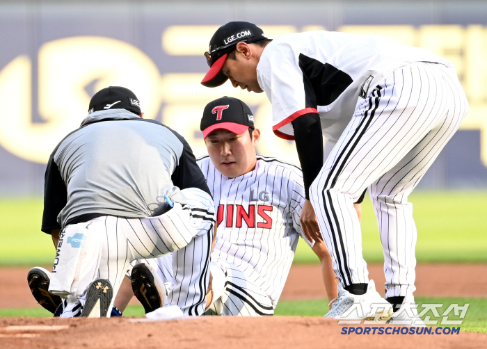 '실책이 낳은 불운...' 내년 개막전 선발 후보가 타구 맞고도 101구 투혼. 10안타 5실점 패전 위기