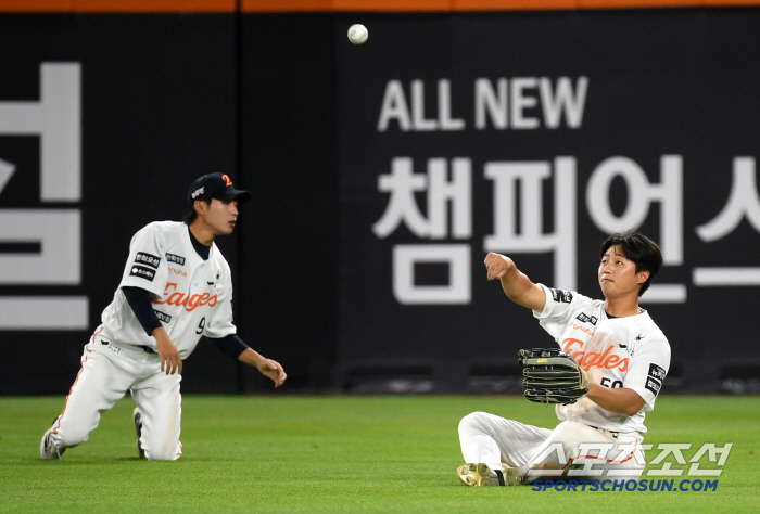 결국 김서현까지 투입.. 한화 김재걸 코치가 미팅 소집! → 이겼지만 반성할 건 반성하자