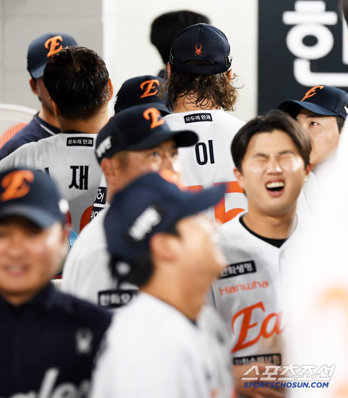 결국 김서현까지 투입.. 한화 김재걸 코치가 미팅 소집! → 이겼지만 반…