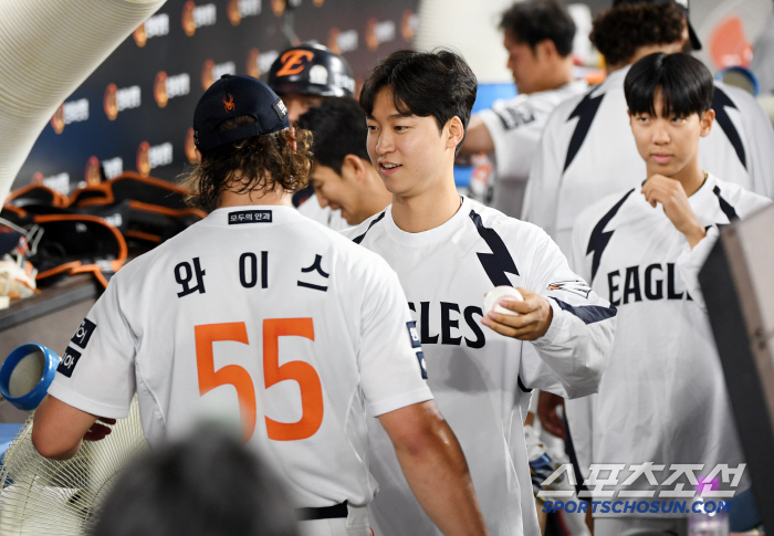 결국 김서현까지 투입.. 한화 김재걸 코치가 미팅 소집! → 이겼지만 반…