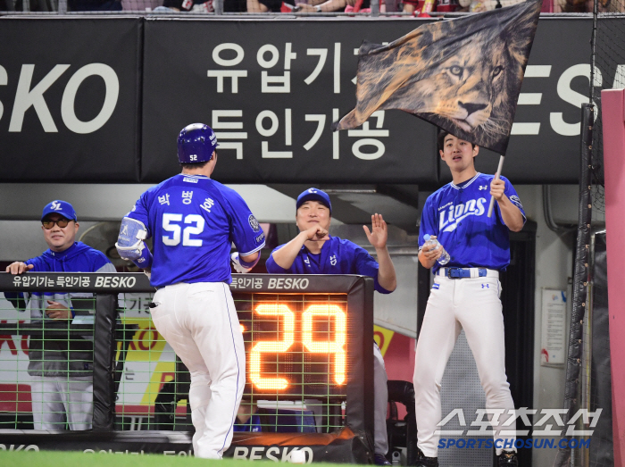 '국민거포'는 굳건하다! 역대 11번째 기록의 한 방…"승기 잡았다"