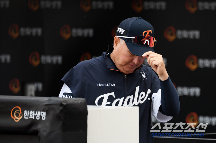 '폰세 덕분에 웃는다' 리드오프 부상에 근심 많던 김경문 감독 급습한 폰…