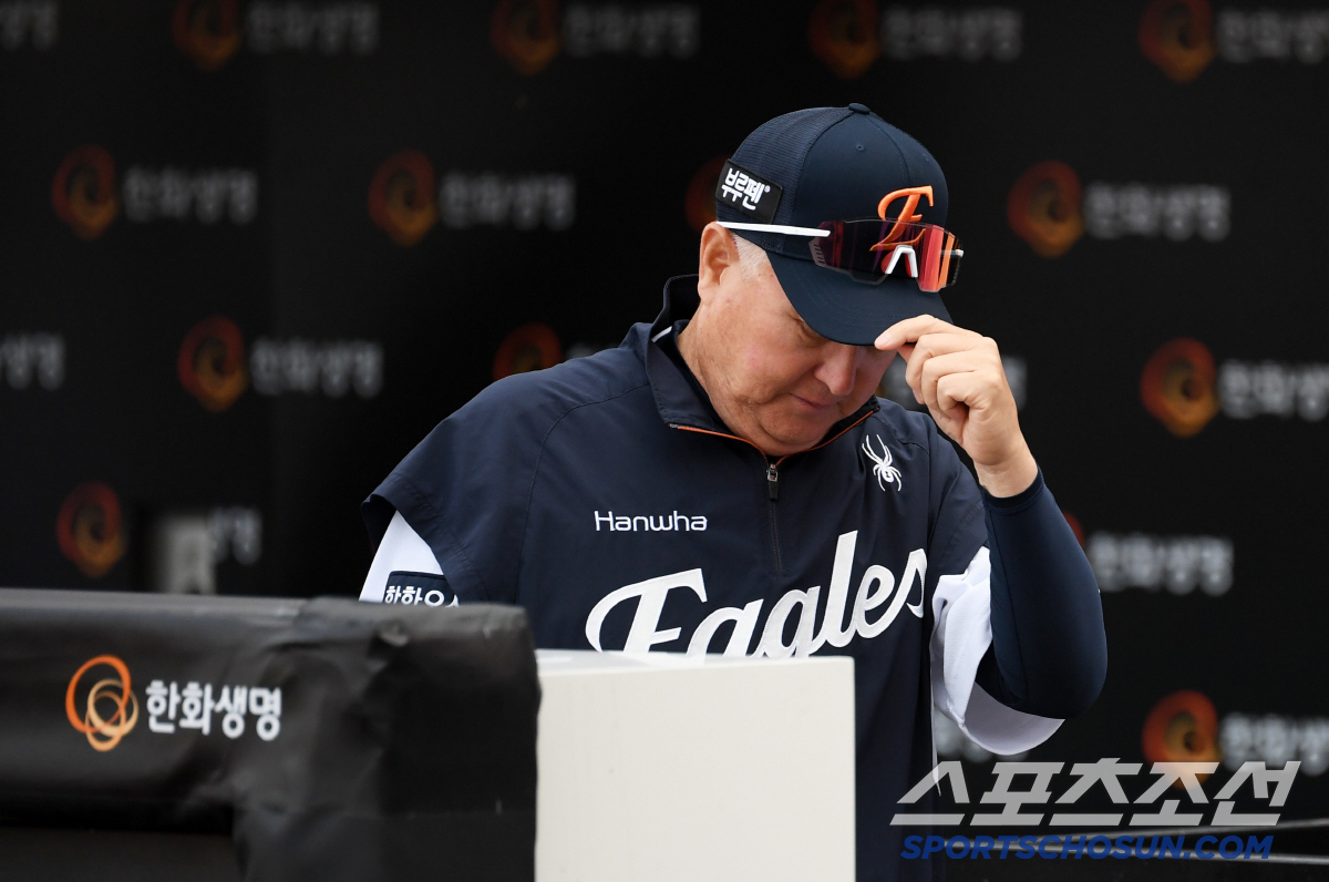 '폰세 덕분에 웃는다' 리드오프 부상에 근심 많던 김경문 감독 급습한 폰…