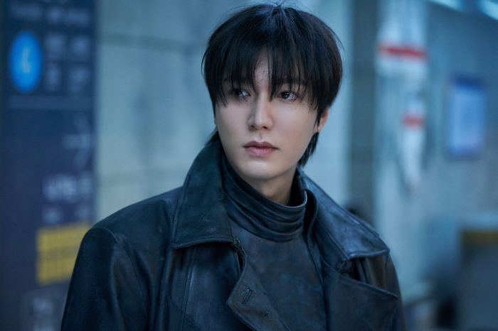 "왜 세상이 이렇게 됐을까" 이민호, 소설 속 주인공됐다…존재감 넘치는 …