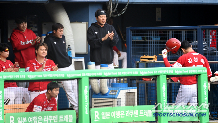 '새 유니폼이 흙니폼 됐네' 파란 장비 그대로 입고 3안타 2타점 폭발,…