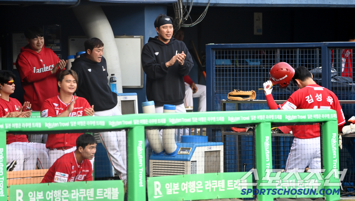 '새 유니폼이 흙니폼 됐네' 파란 장비 그대로 입고 3안타 2타점 폭발,…