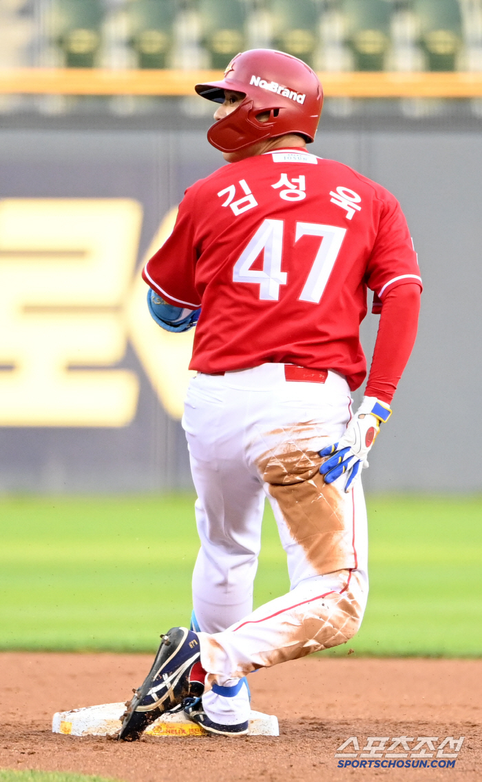 '새 유니폼이 흙니폼 됐네' 파란 장비 그대로 입고 3안타 2타점 폭발,…