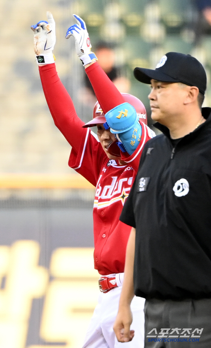 감독이 족집게. 이적생 조언 적중. 껌씹고, 단추 풀고, 2S에서 다리들…