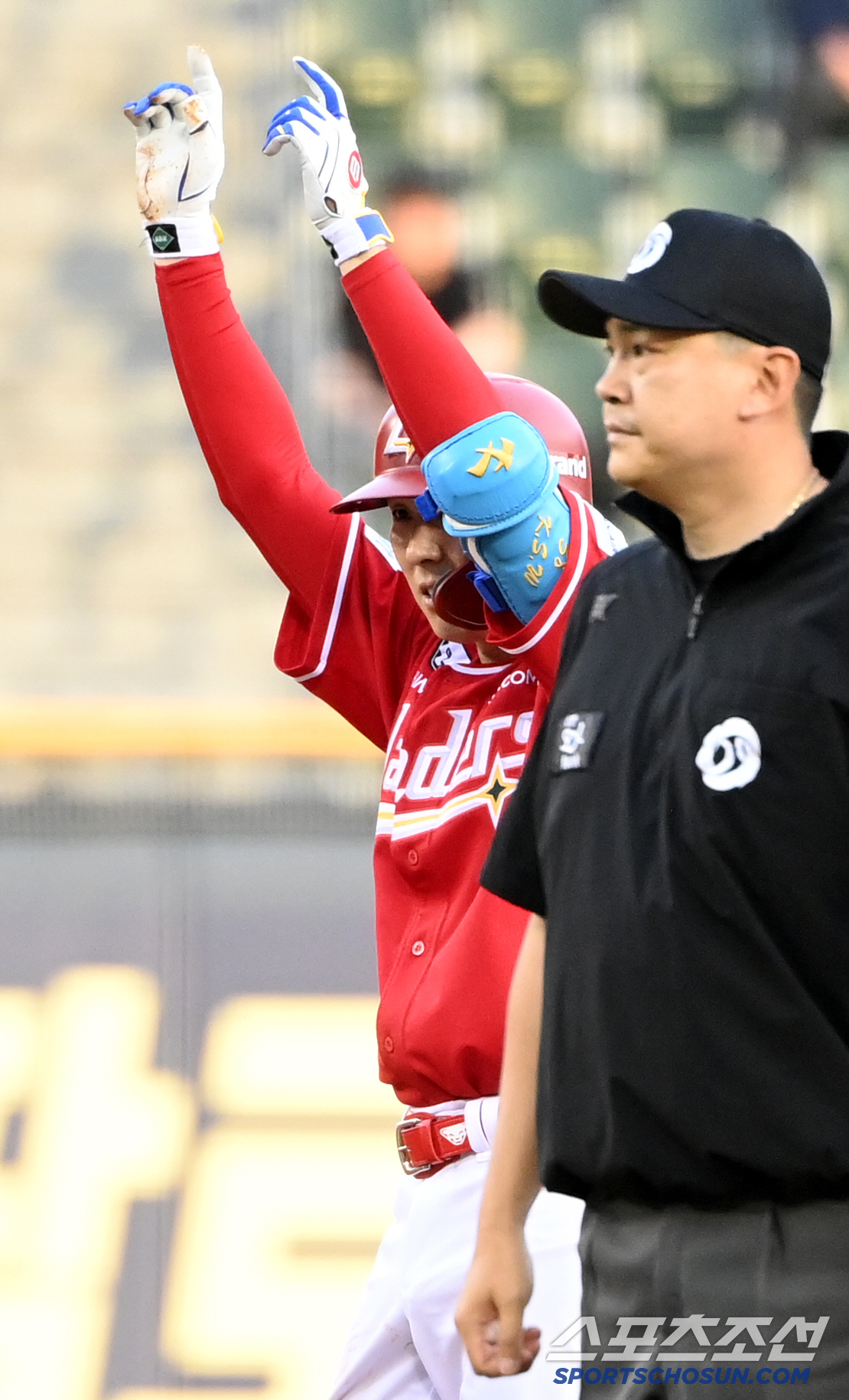 감독이 족집게. 이적생 조언 적중. 껌씹고, 단추 풀고, 2S에서 다리들…