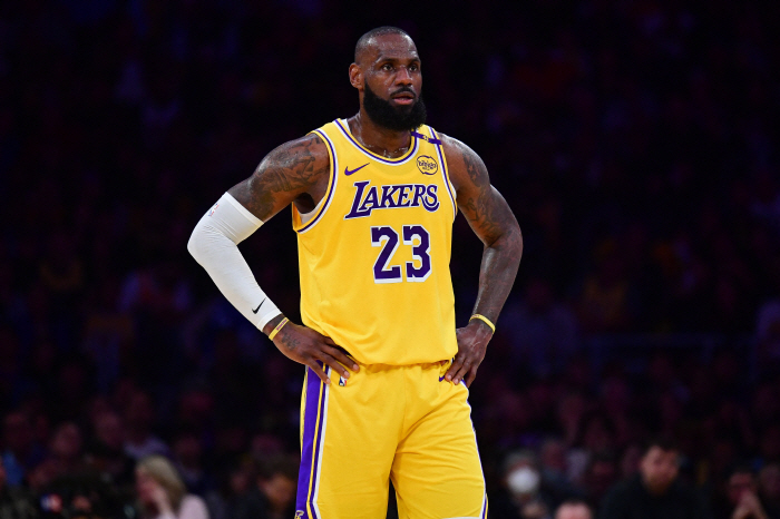 역대급 NBA 에어컨 리그. 실제 FA 톱 10. 1위 르브론 제임스, …