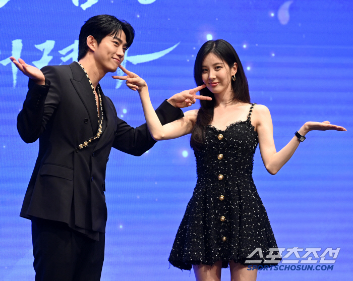 [포토] 옥택연-서현, 이건 무슨 포즈?