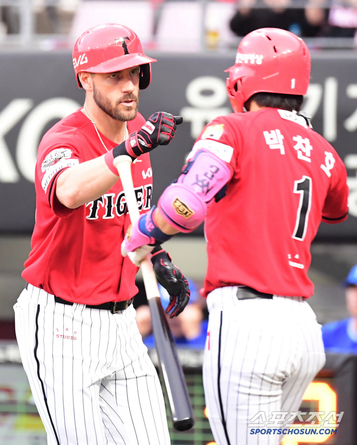 최형우 KBO 최초! 전상현 타이거즈 최초!…KIA 5할 지켰다 '삼성 …