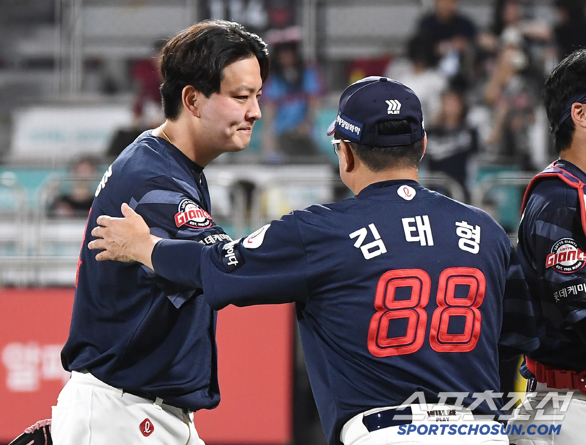 [포토] 김원중 맞이하는 김태형 감독