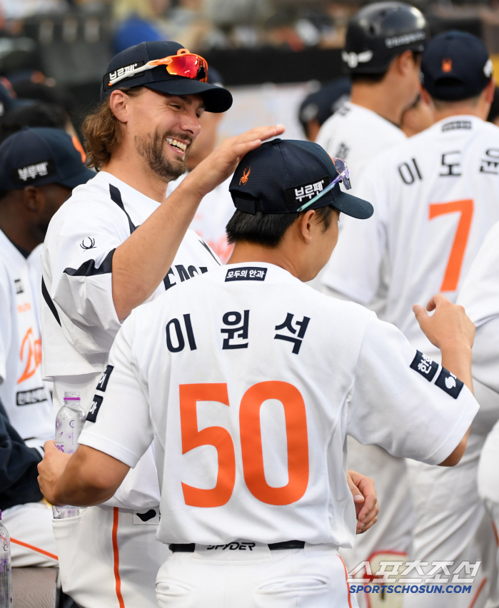 신구장 첫 만루포! 어제는 실책, 오늘은 역사를 썼다 → 한화 이원석 "…