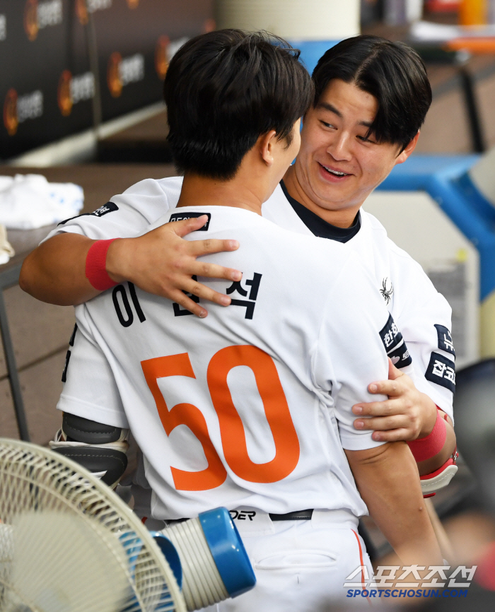 신구장 첫 만루포! 어제는 실책, 오늘은 역사를 썼다 → 한화 이원석 "…