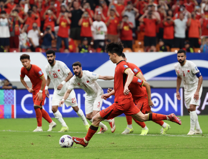 "막내가 상징적 '10번' 달고 결승골…中 희망은 있다" 중국 축구, 6…
