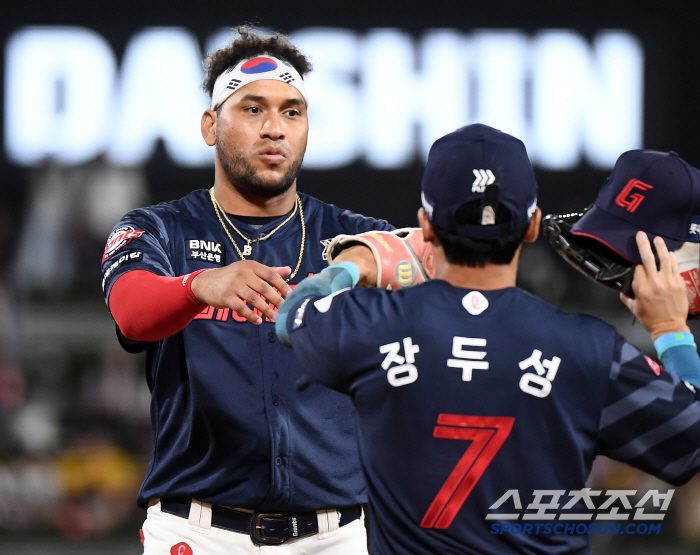6월 타율 0.571 → 206안타 정조준! '태극' 두른 열혈남아의 포…