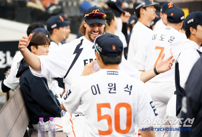 데뷔 첫 만루포 치고 와이스 품에 안긴 이원석, 진정한 동료애가 무엇인지 보여준 한 장면