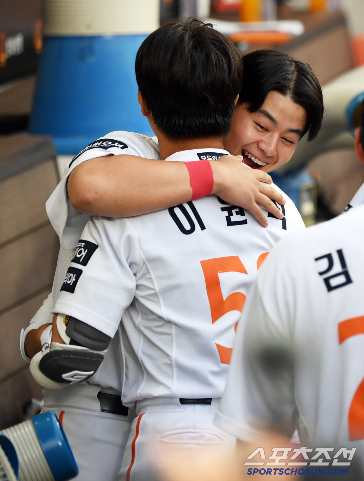 데뷔 첫 만루포 치고 와이스 품에 안긴 이원석, 진정한 동료애가 무엇인지…