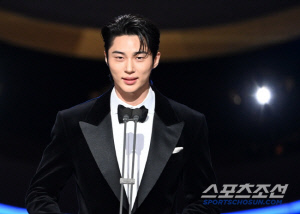 [SC이슈] 변우석, 본인 등장한 꿈 꾸고 20억 당첨된 팬에 “달려간다” 댓글로 화답