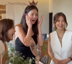 [SCin스타] “여전히 여신” 최지우 50번째 생일에 신애라·오연수·유호정까지 ★ 총출동