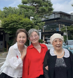 [SCin스타] 다 합치면 600살? 김영옥부터 강부자·반효정·김미숙까지 ‘살아 있는 전설’ 한자리에