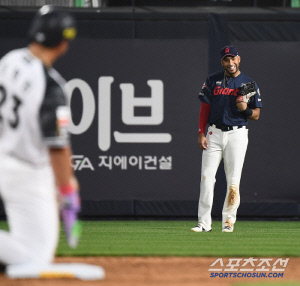 지고 있는데 상대 선수보며 감탄하더니...대박 역전승 이끈 안타왕의 여유  [수원 현장]